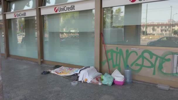 Europe Italy Milan July 2022 Poor Homeless Sleeping Unicredit Bank — Stock Video