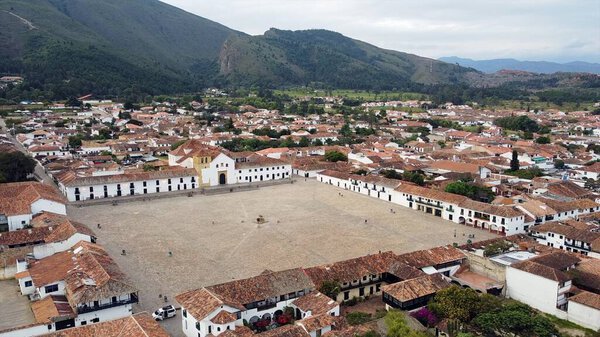 Вид с воздуха с беспилотника на виллу де Лейва, Бояк, Колумбия. Колониальный город с вымощенными камнями улицами и площадь Plaza Mayor - вторая по величине площадь в Южной Америке
