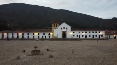 Güney Amerika 'daki Villa de Leyva şehrinin insansız hava aracı görüntüleri, Orta Kolombiya' nın Boyaca iline bağlı bir şehir ve belediyedir..