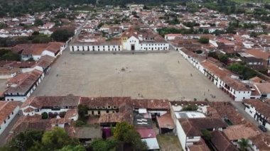 Güney Amerika 'daki Villa de Leyva şehrinin insansız hava aracı görüntüleri, Orta Kolombiya' nın Boyaca iline bağlı bir şehir ve belediyedir..
