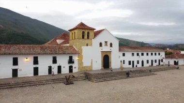 Güney Amerika 'daki Villa de Leyva şehrinin insansız hava aracı görüntüleri, Orta Kolombiya' nın Boyaca iline bağlı bir şehir ve belediyedir..