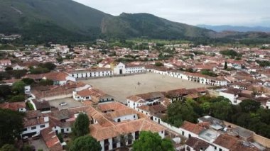Güney Amerika 'daki Villa de Leyva şehrinin insansız hava aracı görüntüleri, Orta Kolombiya' nın Boyaca iline bağlı bir şehir ve belediyedir..