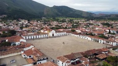 Güney Amerika 'daki Villa de Leyva şehrinin insansız hava aracı görüntüleri, Orta Kolombiya' nın Boyaca iline bağlı bir şehir ve belediyedir..