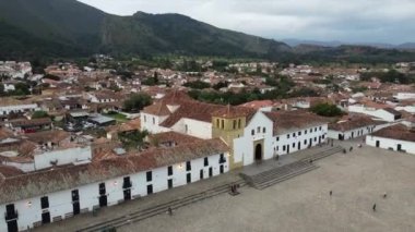 Güney Amerika 'daki Villa de Leyva şehrinin insansız hava aracı görüntüleri, Orta Kolombiya' nın Boyaca iline bağlı bir şehir ve belediyedir..
