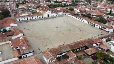 Güney Amerika 'daki Villa de Leyva şehrinin insansız hava aracı görüntüleri, Orta Kolombiya' nın Boyaca iline bağlı bir şehir ve belediyedir..