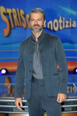 Milan - yeni Veline Anastasia Ronca ve Cosmary Fasanelli ve orkestra şefleri Alessandro Siani ve Luca Argentero ile haberleri sunar.