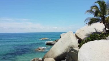 Santa Marta Kolombiya, Tayrona Doğal Parkı Karayipler denizi Piscinas, muhteşem kumsal ve orman manzarası palmiye ağaçlarıyla dolu - terk edilmiş ve yaz tatili için cennet plajı