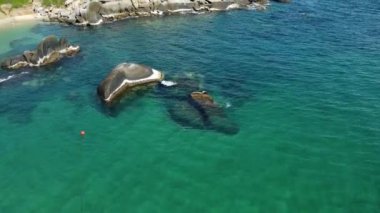 Santa Marta Kolombiya, Tayrona Doğal Parkı Karayip Denizi Cabo San Juan - Issız kumsal ve ormanlı deniz manzaralı insansız hava aracı - bozulmamış deniz cenneti ve iklim değişikliği