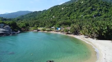 Santa Marta Kolombiya, Tayrona Doğal Parkı Karayip Denizi - Palmiye ağaçlarıyla dolu muhteşem kumsal ve ormanın insansız hava aracı manzarası - yaz tatili için cennet plajı