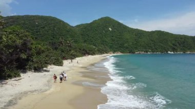 Santa Marta Kolombiya, Tayrona Doğal Parkı Karayip Denizi Cabo San Juan - Issız kumsal ve ormanlı deniz manzaralı insansız hava aracı - bozulmamış deniz cenneti ve iklim değişikliği