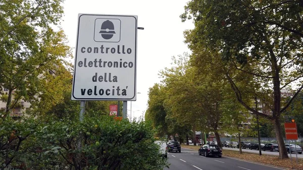 Avrupa, İtalya, Milano 2022 hız kontrol otoveloksu, Viale Zara 'da trafik suçu tespit kameraları - trafik trafiği nedeniyle yollarda kontrol ve güvenlik - hız limiti cezaları