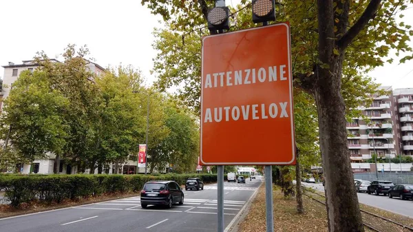 Europa Italien Mailand 2022 Stadtstraße Mit Geschwindigkeitskontrolle Autovelox Verkehrskontrollkameras Der — Stockfoto