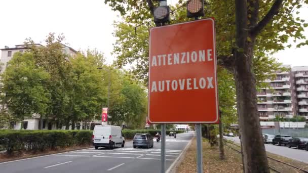 Europa Italien Milano 2022 Stad Gata Med Hastighetskontroll Autovelox Trafikförseelse — Stockvideo