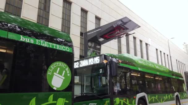 ヨーロッパ イタリア ミラノ2022 Viale Zaraの公共バス停留所でのクリーンエネルギーの供給のための新しい技術的な電気ステーション 汚染とスモッグなしの100 電気バスPm10 Co2 — ストック動画