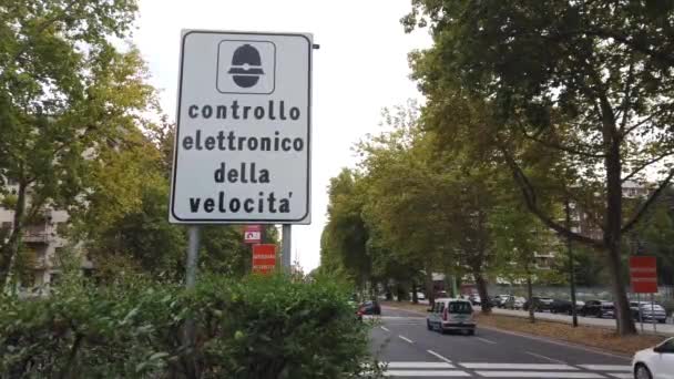 Europa Itália Milão 2022 Cidade Rua Com Controle Velocidade Autovelox — Vídeo de Stock