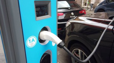 Avrupa, İtalya, Milan 2022 - A2a şarj eden modern elektrikli araba - Otomobilin geleceğidir - Arabanın aküsünü değiştirin