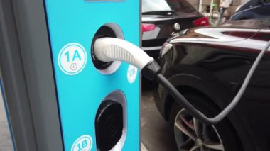 Avrupa, İtalya, Milan 2022 - A2a şarj eden modern elektrikli araba - Otomobilin geleceğidir - Arabanın aküsünü değiştirin