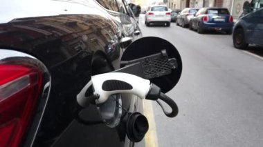 Avrupa, İtalya, Milan 2022 - A2a şarj eden modern elektrikli araba - Otomobilin geleceğidir - Arabanın aküsünü değiştirin