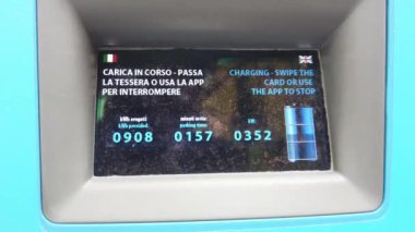 Avrupa, İtalya, Milan 2022 - A2a modern elektrikli bir arabayı sokakta şarj etmek - Otomobilin geleceği - Arabanın aküsünü şarj edin