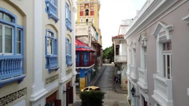 Kolombiya, Cartagena de Indias, Getsemani bölgesinde siyahi evleri ve kilisesi olan tarihi İspanyol şehrinin şehir merkezindeki Unesco Heritage World-Drone hava görüntüsü.