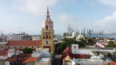 Kolombiya, Cartagena de Indias, renkli evleri ve Getsemani bölgesindeki kilisesi olan tarihi bir İspanyol şehri olan Unesco Heritage World 'ün insansız hava aracı görüntüsü.