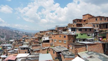 Medellin, Kolombiya, Comuna 13 gecekondu bölgesinin insansız hava aracı görüntüsü. Bir zamanlar dünyanın en tehlikeli mahallelerinden biri olan Comuna 13 son zamanlarda kendini yeniden keşfetti ve artık güvenli kabul ediliyor.