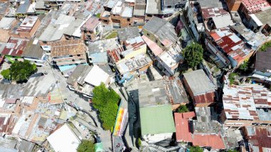 Medellin, Kolombiya, Comuna 13 gecekondu bölgesinin insansız hava aracı görüntüsü. Bir zamanlar dünyanın en tehlikeli mahallelerinden biri olan Comuna 13 son zamanlarda kendini yeniden keşfetti ve artık güvenli kabul ediliyor.