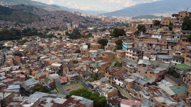 Medellin, Kolombiya, Comuna 13 gecekondu bölgesinin insansız hava aracı görüntüsü. Bir zamanlar dünyanın en tehlikeli mahallelerinden biri olan Comuna 13 son zamanlarda kendini yeniden keşfetti ve artık güvenli kabul ediliyor.