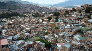 Medellin, Kolombiya, Comuna 13 gecekondu bölgesinin insansız hava aracı görüntüsü. Bir zamanlar dünyanın en tehlikeli mahallelerinden biri olan Comuna 13 son zamanlarda kendini yeniden keşfetti ve artık güvenli kabul ediliyor.