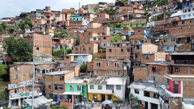 Medellin, Kolombiya, Comuna 13 gecekondu bölgesinin insansız hava aracı görüntüsü. Bir zamanlar dünyanın en tehlikeli mahallelerinden biri olan Comuna 13 son zamanlarda kendini yeniden keşfetti ve artık güvenli kabul ediliyor.