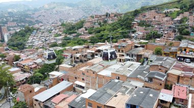 Medellin, Kolombiya, Comuna 13 gecekondu bölgesinin insansız hava aracı görüntüsü. Bir zamanlar dünyanın en tehlikeli mahallelerinden biri olan Comuna 13 son zamanlarda kendini yeniden keşfetti ve artık güvenli kabul ediliyor.