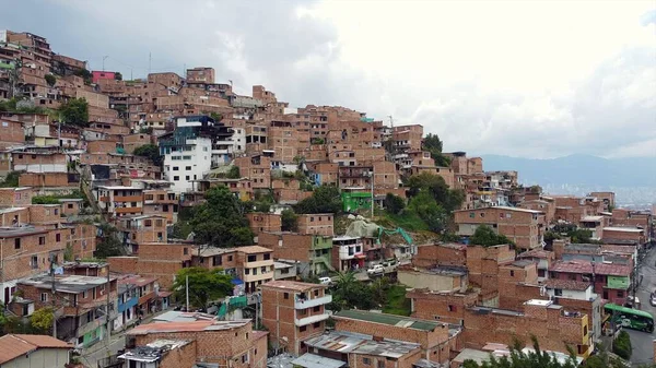 Medellin, Kolombiya, Comuna 13 gecekondu bölgesinin insansız hava aracı görüntüsü. Bir zamanlar dünyanın en tehlikeli mahallelerinden biri olan Comuna 13 son zamanlarda kendini yeniden keşfetti ve artık güvenli kabul ediliyor.