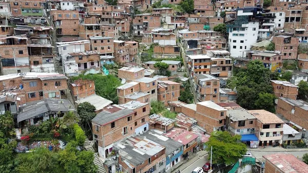 哥伦比亚麦德林 科穆纳13号贫民窟无人驾驶飞机的航空图 贫民区 科穆纳13号曾经是世界上最危险的居住区之一 最近已经改造了自己 现在被认为是安全的 — 图库照片