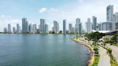 Kolombiya, Kartagena de Indias - Yeni modern Bocagrande bölgesinin gökdelenleri ve lüks evleri - Karayip Denizi okyanusundaki Unesco Heritage dünyası - turizm beldesi