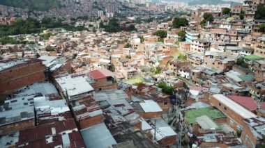 Medellin, Kolombiya, Comuna 13 gecekondu bölgesinin insansız hava aracı görüntüsü. Bir zamanlar dünyanın en tehlikeli mahallelerinden biri olan Comuna 13 son zamanlarda kendini yeniden keşfetti ve artık güvenli kabul ediliyor.