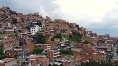 Medellin, Kolombiya, Comuna 13 gecekondu bölgesinin insansız hava aracı görüntüsü. Bir zamanlar dünyanın en tehlikeli mahallelerinden biri olan Comuna 13 son zamanlarda kendini yeniden keşfetti ve artık güvenli kabul ediliyor.