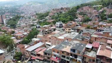 Medellin, Kolombiya, Comuna 13 gecekondu bölgesinin insansız hava aracı görüntüsü. Bir zamanlar dünyanın en tehlikeli mahallelerinden biri olan Comuna 13 son zamanlarda kendini yeniden keşfetti ve artık güvenli kabul ediliyor.