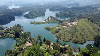 Guatape, Kolombiya, Guatape Kayası, Piedra de Penol, Kolombiya - Medellin yakınlarındaki turistik bölge - Yeşil tepeli muhteşem su gölü manzarası