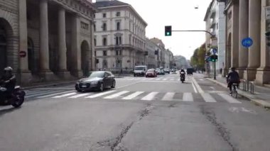 İtalya - Milan 2022 - Bölge C ve B sınırlı trafik alanı, mazot ve benzin kirleten araçlara giriş yasak, PM10 ve şehir merkezindeki moda bölgesinin trafiğinde hava kirliliğinde durmak yasak.