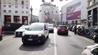 İtalya - Milan 2022 - Bölge C ve B sınırlı trafik alanı, mazot ve benzin kirleten araçlara giriş yasak, PM10 ve şehir merkezindeki moda bölgesinin trafiğinde hava kirliliğinde durmak yasak.