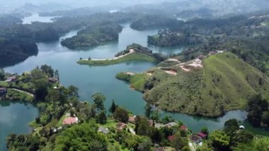 Guatape, Kolombiya, Guatape Kayası, Piedra de Penol, Kolombiya 'nın insansız hava aracı görüntüleri - Medellin' e yakın turistik alan - yeşil tepeli muhteşem su gölü manzarası