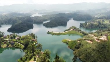 Guatape, Kolombiya, Guatape Kayası, Piedra de Penol, Kolombiya 'nın insansız hava aracı görüntüleri - Medellin' e yakın turistik alan - yeşil tepeli muhteşem su gölü manzarası