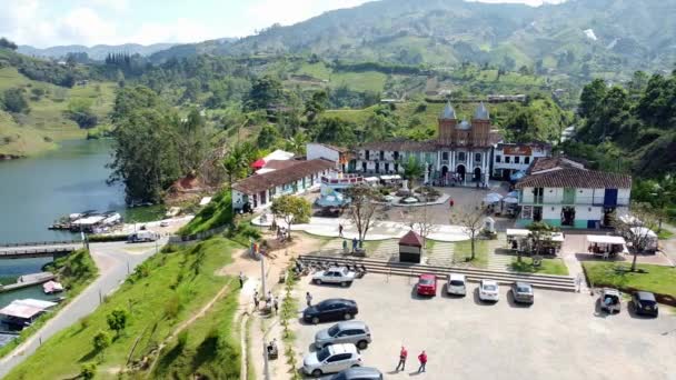 Sydamerika Colombia Drone Antenn Utsikt Över Guatape Kyrka Katedral Centrum — Stockvideo