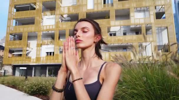 Junges Mädchen Sportkleidung Macht Yoga Meditationsübungen Freien Den Gemeinschaftsräumen Des — Stockvideo