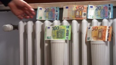 Enerji krizi - Avro para enflasyonu - evlerdeki gaz ve ısıtma sorunlarının maliyetindeki artış, ısıtıcı yakınındaki nakit paraları sayıyor