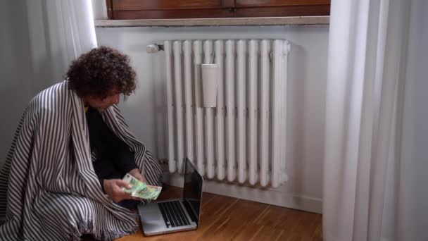 能源危机导致家庭煤气和暖气费用增加 在加热器附近聪明工作的人为支付煤气和能源费用而计算费用 — 图库视频影像