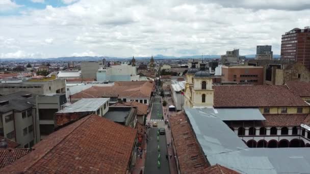 コロンビア ボゴタ 2022 カンデラリア旧スペイン植民地地区からの街の景色のボリバール広場のドローン航空ビュー — ストック動画