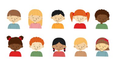 Bir grup şirin çocuk beyazlar üzerinde izole edilmiş.