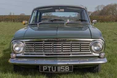 1964 model yeşil bir Vauxhall Victor Deluxe 'un ön ızgarası. Klasik bir araba kulübünün buluşmasında çimlerin üzerine park edilmiş.