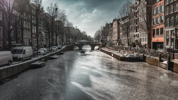 Άμστερνταμ Ολλανδία Φεβρουαρίου 2021 Παγωμένα Κανάλια Στο Κέντρο Του Άμστερνταμ — Φωτογραφία Αρχείου